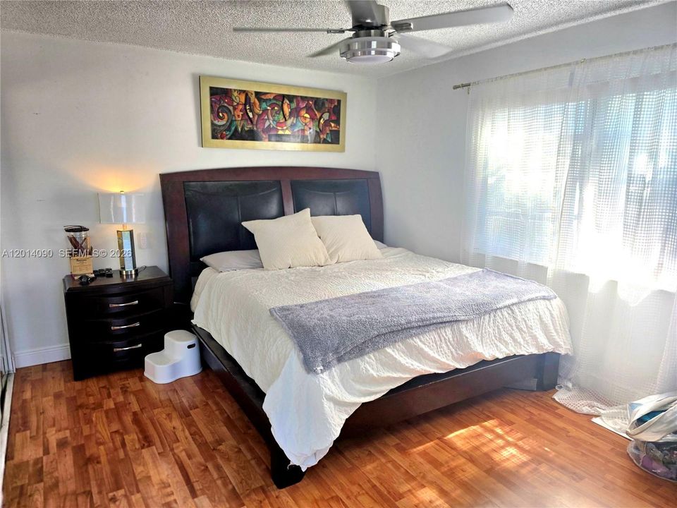For Sale: $650,000 (2 beds, 1 baths, 1040 Square Feet)