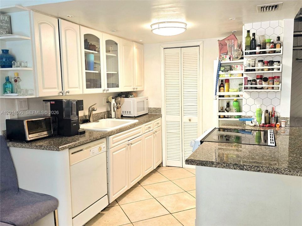 For Sale: $650,000 (2 beds, 1 baths, 1040 Square Feet)