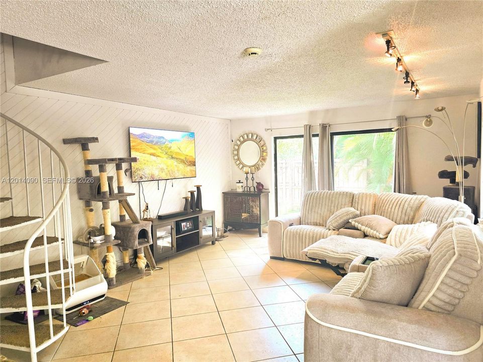 For Sale: $650,000 (2 beds, 1 baths, 1040 Square Feet)