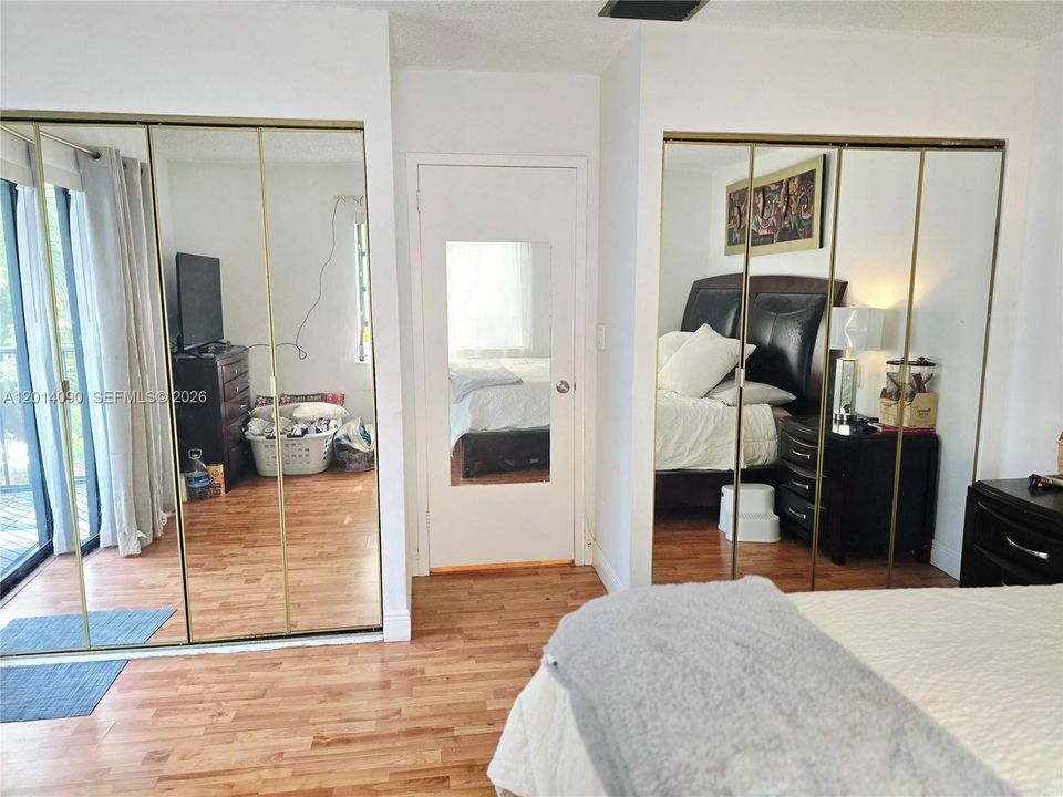 For Sale: $650,000 (2 beds, 1 baths, 1040 Square Feet)
