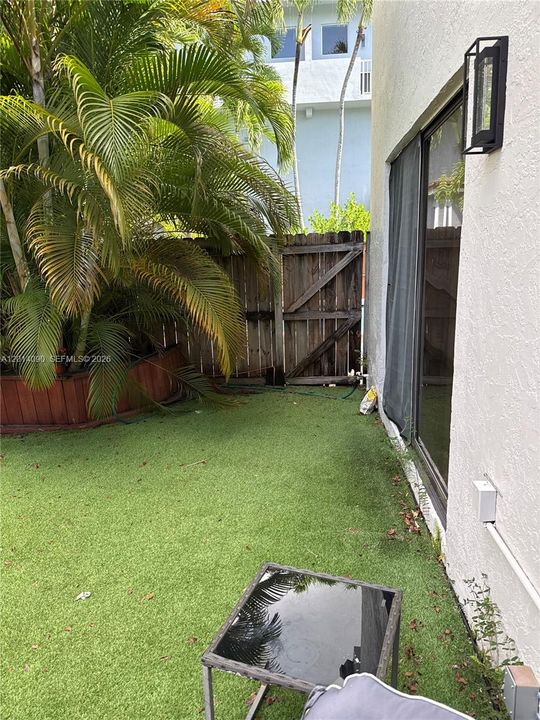 For Sale: $650,000 (2 beds, 1 baths, 1040 Square Feet)