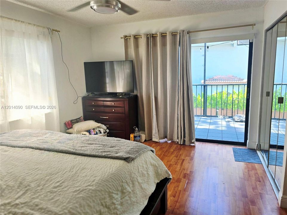 For Sale: $650,000 (2 beds, 1 baths, 1040 Square Feet)
