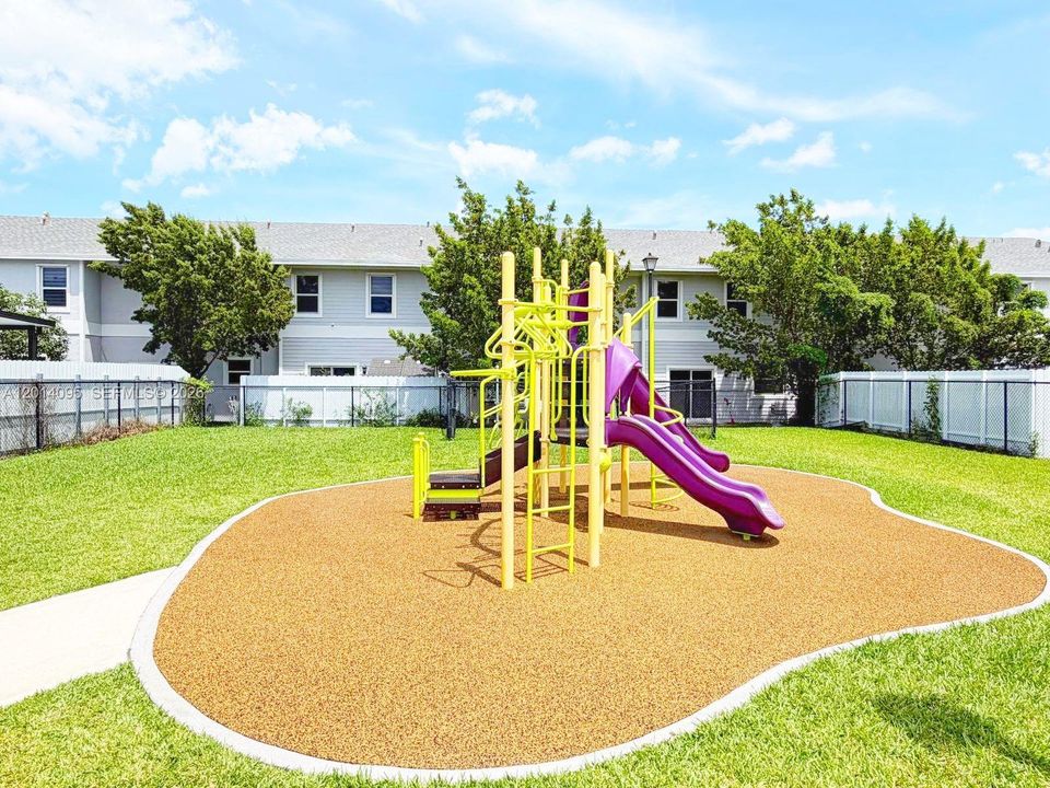 Active With Contract: $3,100 (3 beds, 3 baths, 1483 Square Feet)