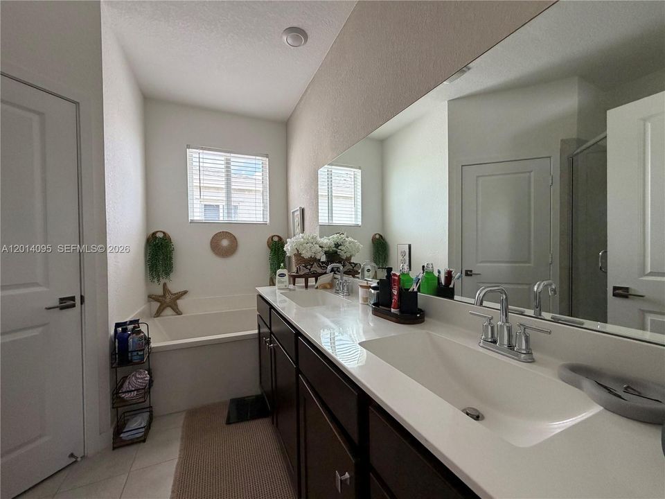 Active With Contract: $3,100 (3 beds, 3 baths, 1483 Square Feet)