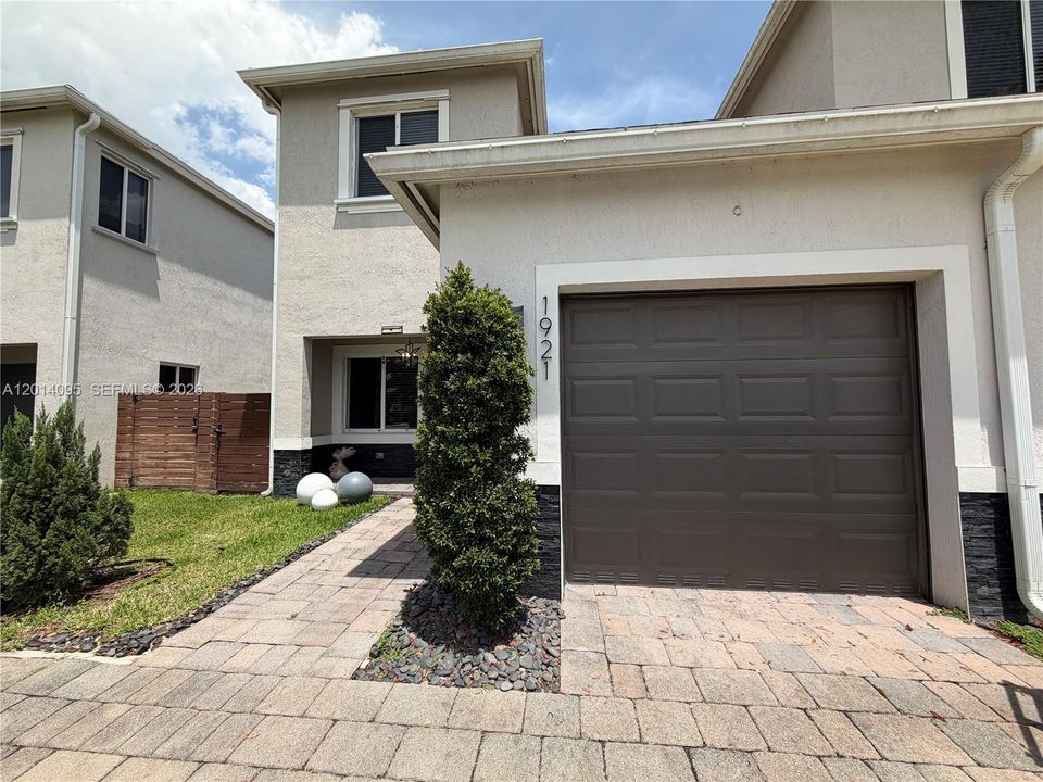 Active With Contract: $3,100 (3 beds, 3 baths, 1483 Square Feet)