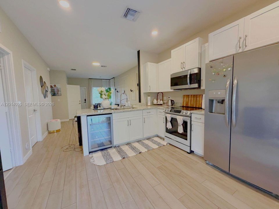 Active With Contract: $3,100 (3 beds, 3 baths, 1483 Square Feet)