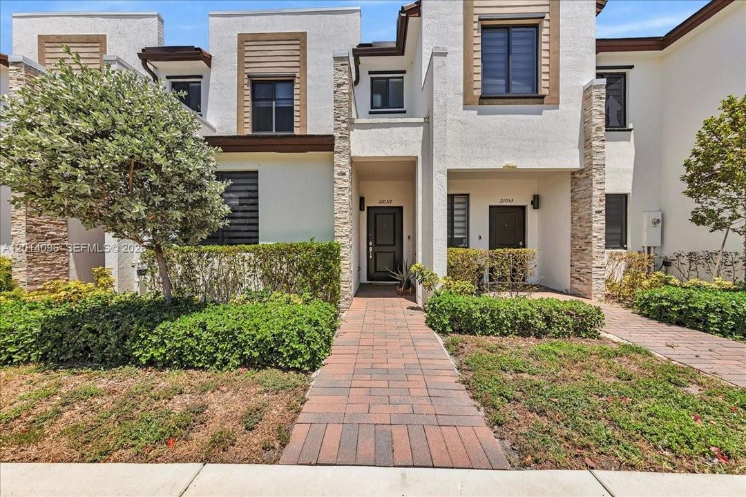 Active With Contract: $3,200 (3 beds, 3 baths, 1320 Square Feet)