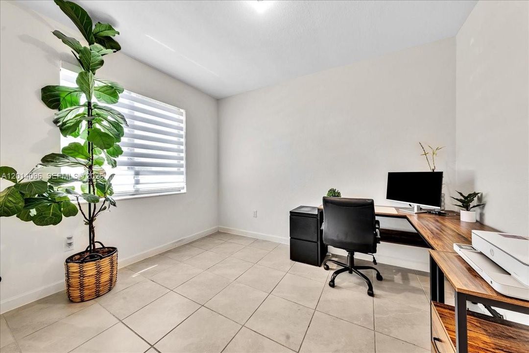Active With Contract: $3,200 (3 beds, 3 baths, 1320 Square Feet)