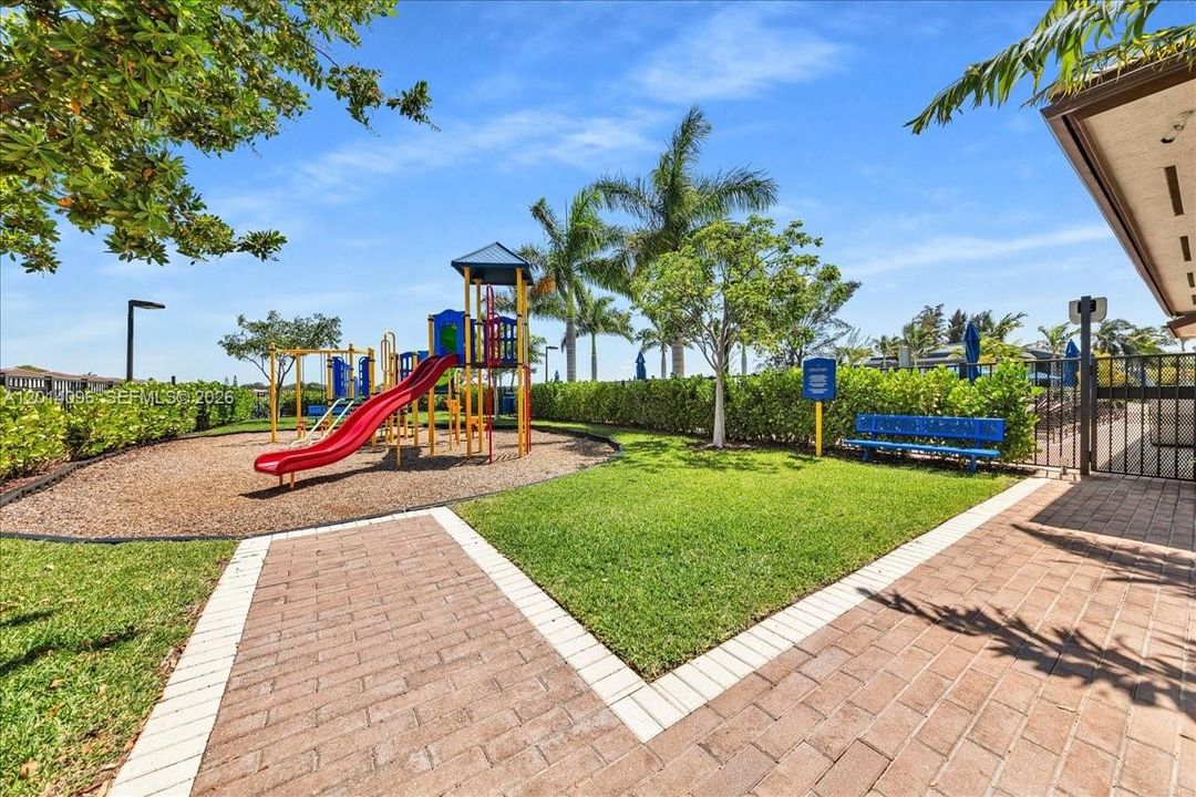 Active With Contract: $3,200 (3 beds, 3 baths, 1320 Square Feet)