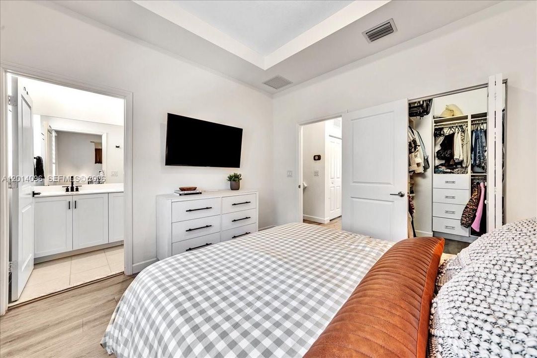 Active With Contract: $3,200 (3 beds, 3 baths, 1320 Square Feet)