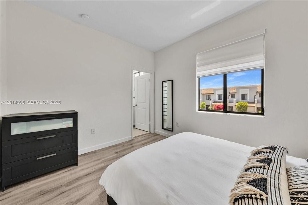 Active With Contract: $3,200 (3 beds, 3 baths, 1320 Square Feet)