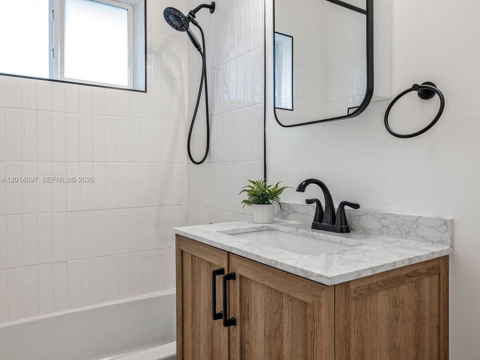 Activo con contrato: $1,295,000 (3 camas, 2 baños, 2257 Pies cuadrados)