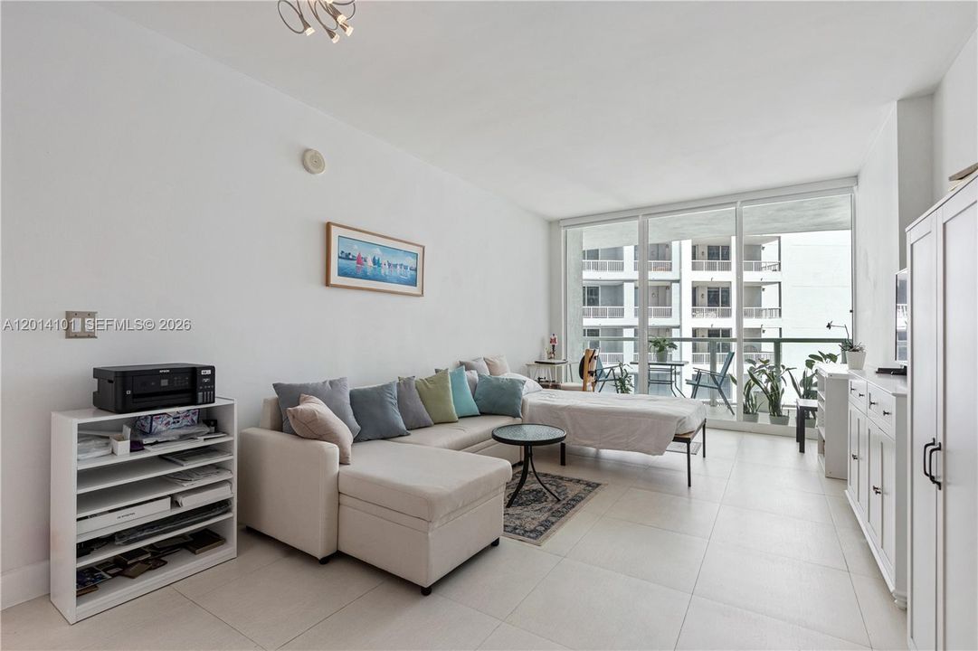 Activo con contrato: $395,000 (1 camas, 1 baños, 826 Pies cuadrados)