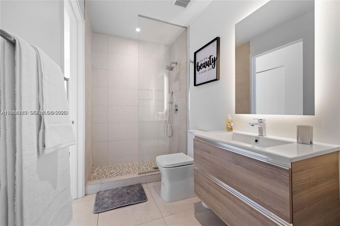For Sale: $540,000 (1 beds, 1 baths, 571 Square Feet)