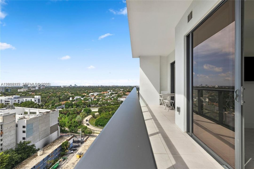 For Sale: $540,000 (1 beds, 1 baths, 571 Square Feet)