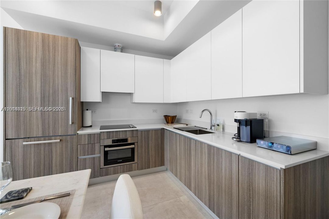 For Sale: $540,000 (1 beds, 1 baths, 571 Square Feet)
