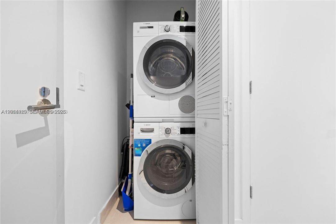 For Sale: $540,000 (1 beds, 1 baths, 571 Square Feet)