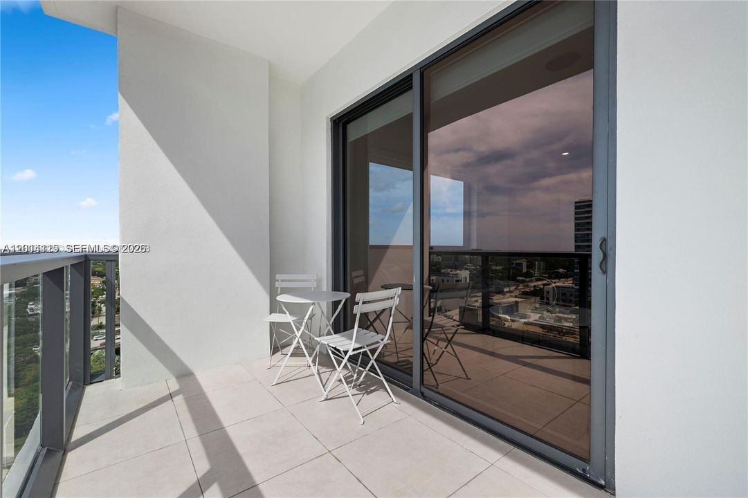 For Sale: $540,000 (1 beds, 1 baths, 571 Square Feet)