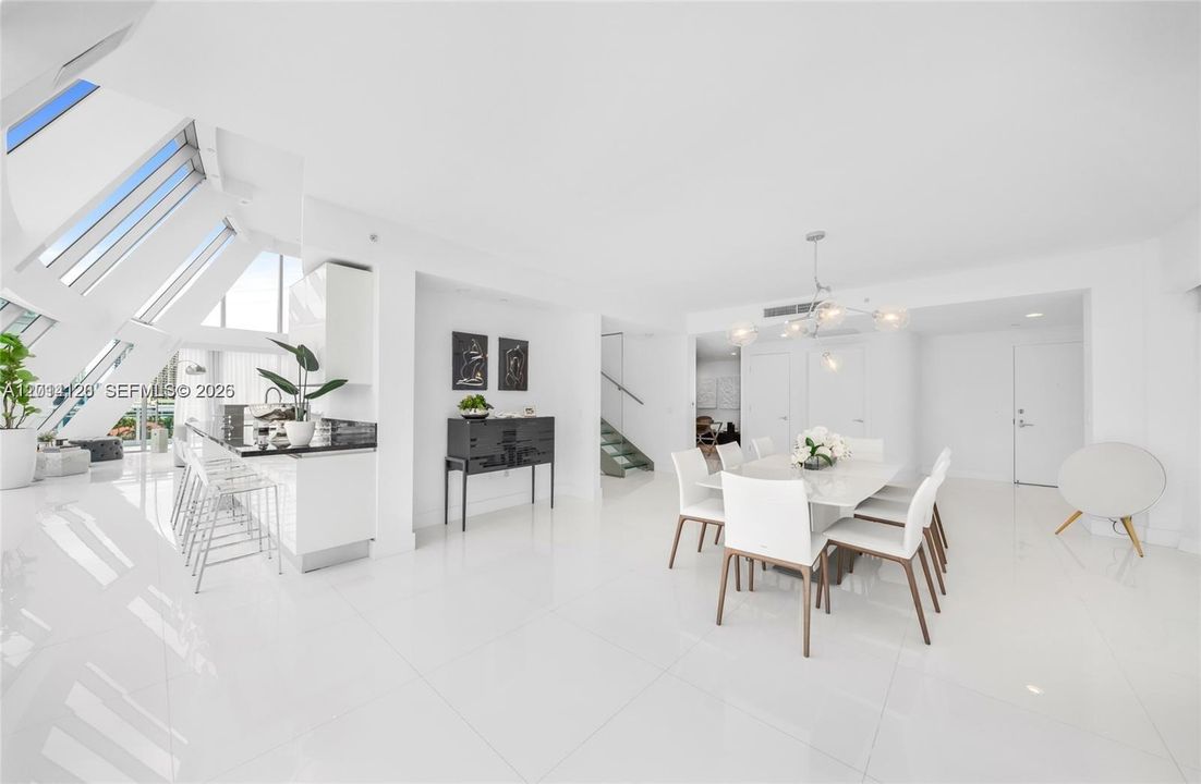 Activo con contrato: $12,500 (5 camas, 5 baños, 4684 Pies cuadrados)
