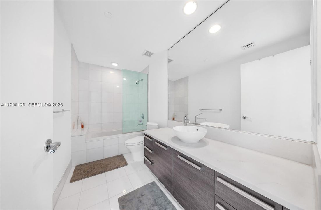 Activo con contrato: $12,500 (5 camas, 5 baños, 4684 Pies cuadrados)