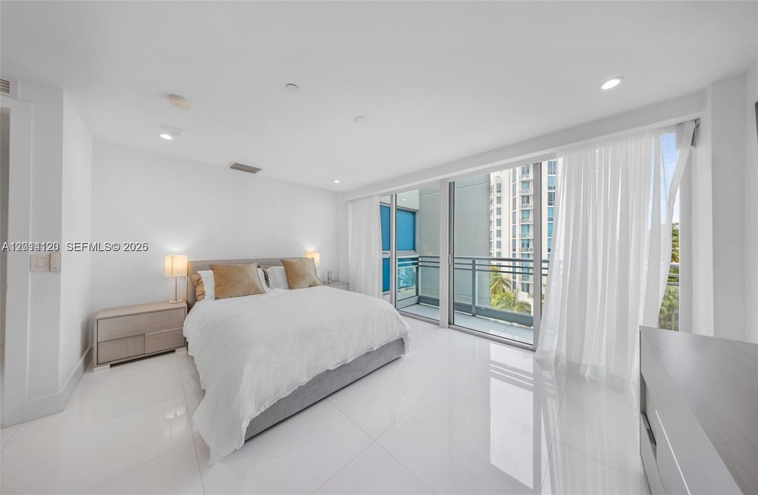 Activo con contrato: $12,500 (5 camas, 5 baños, 4684 Pies cuadrados)