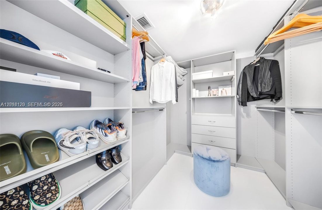 Activo con contrato: $12,500 (5 camas, 5 baños, 4684 Pies cuadrados)