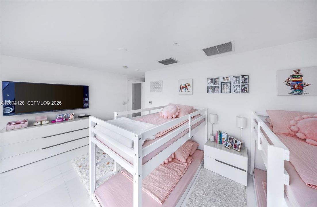 Activo con contrato: $12,500 (5 camas, 5 baños, 4684 Pies cuadrados)
