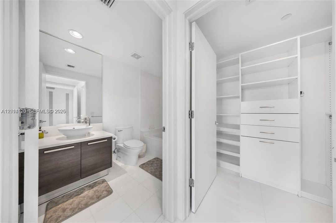 Activo con contrato: $12,500 (5 camas, 5 baños, 4684 Pies cuadrados)