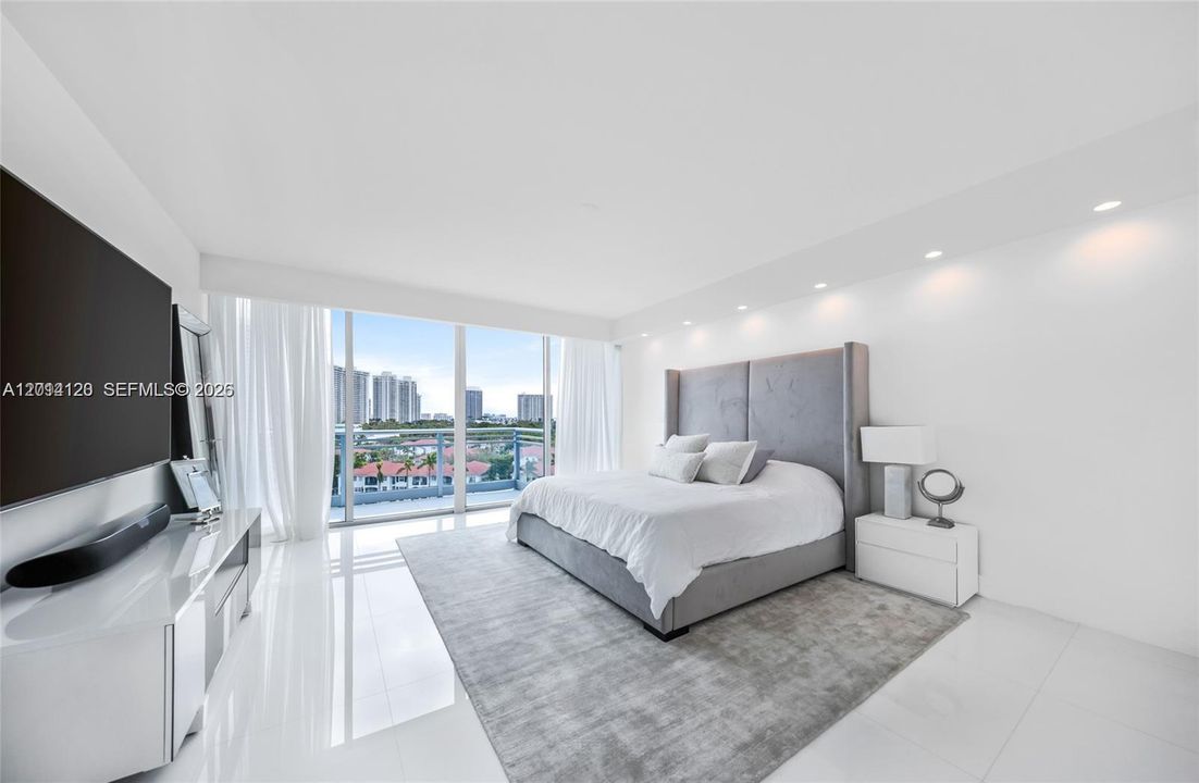 Activo con contrato: $12,500 (5 camas, 5 baños, 4684 Pies cuadrados)