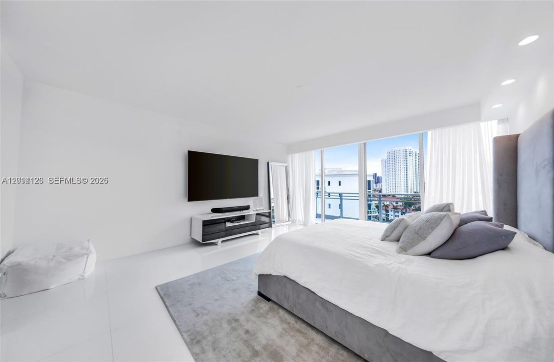 Activo con contrato: $12,500 (5 camas, 5 baños, 4684 Pies cuadrados)