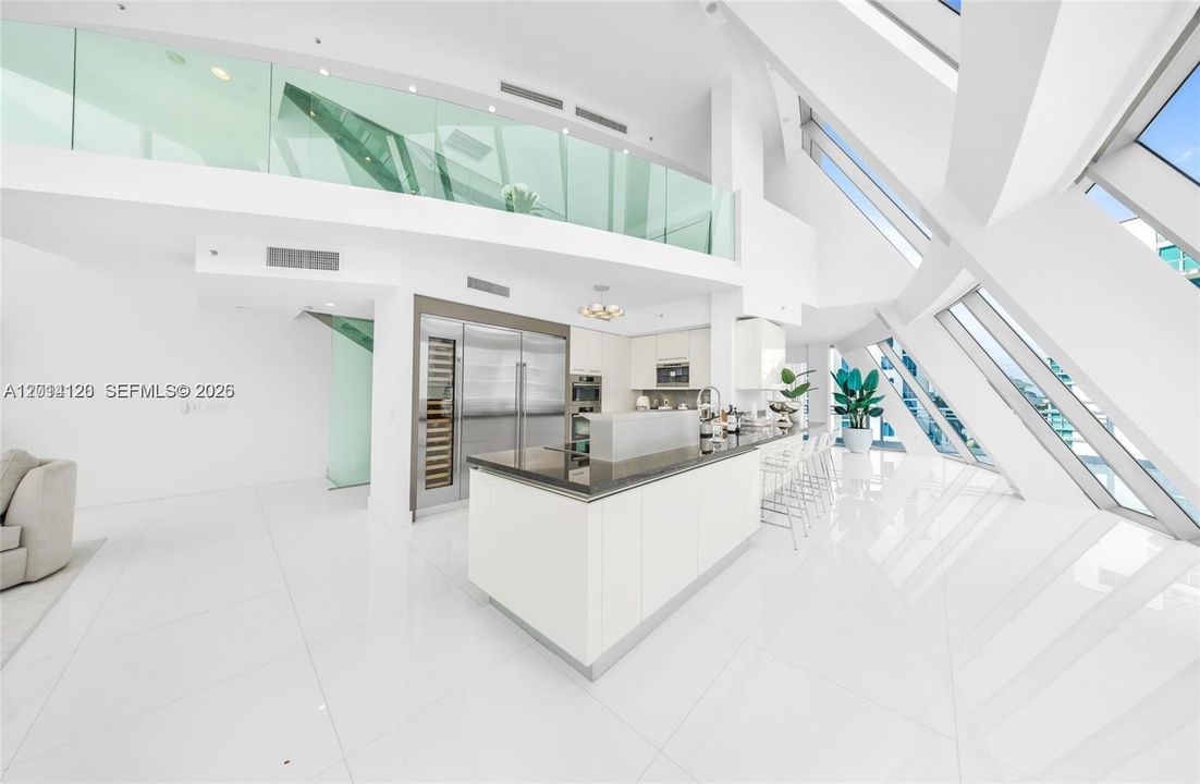 Activo con contrato: $12,500 (5 camas, 5 baños, 4684 Pies cuadrados)