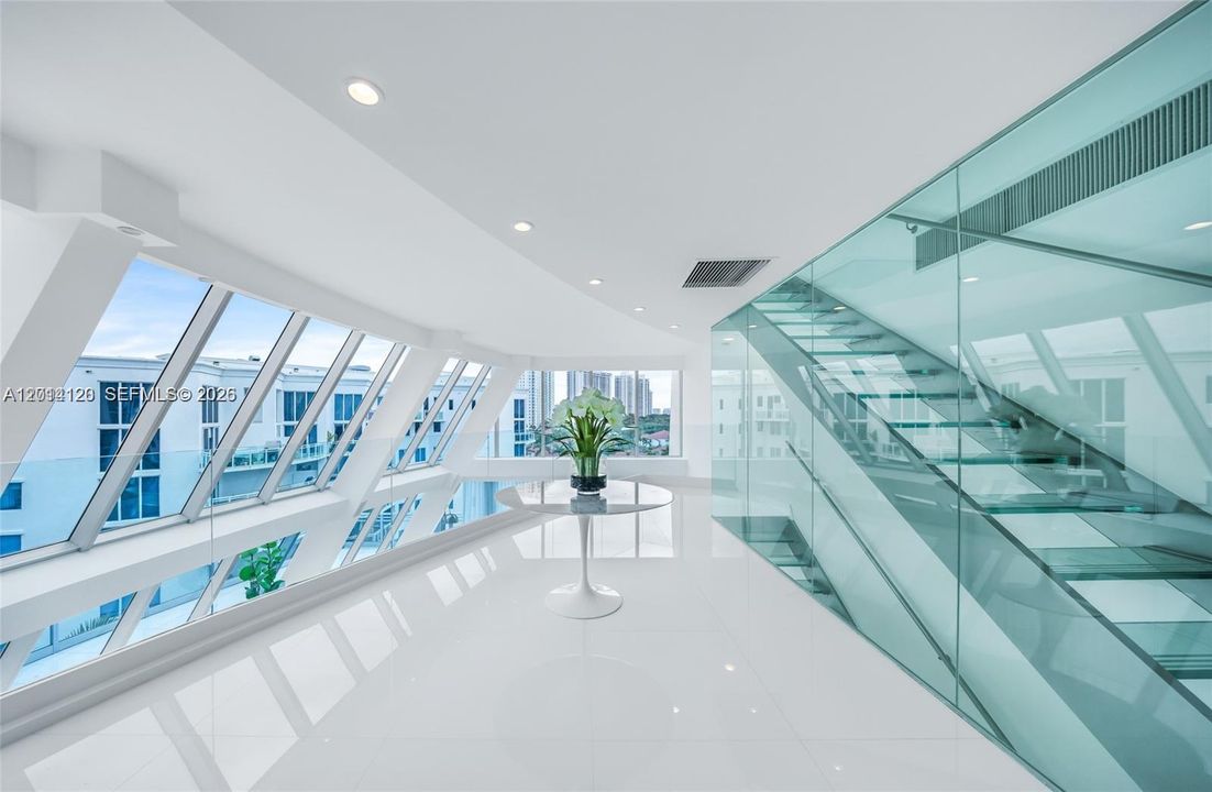 Activo con contrato: $12,500 (5 camas, 5 baños, 4684 Pies cuadrados)
