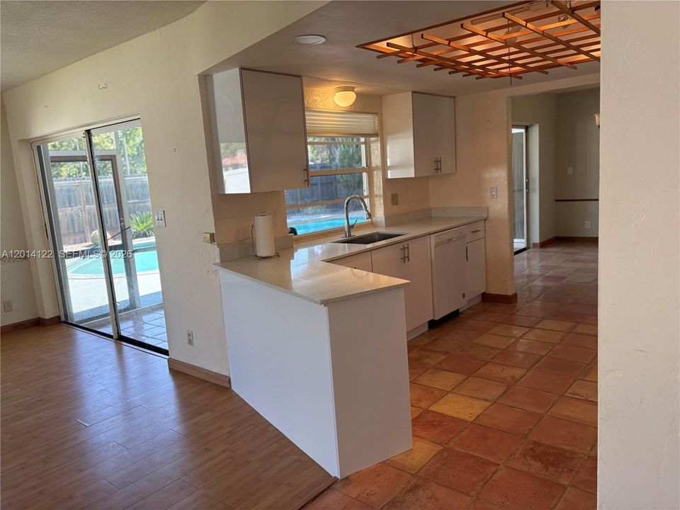 Activo con contrato: $899,000 (3 camas, 2 baños, 1833 Pies cuadrados)