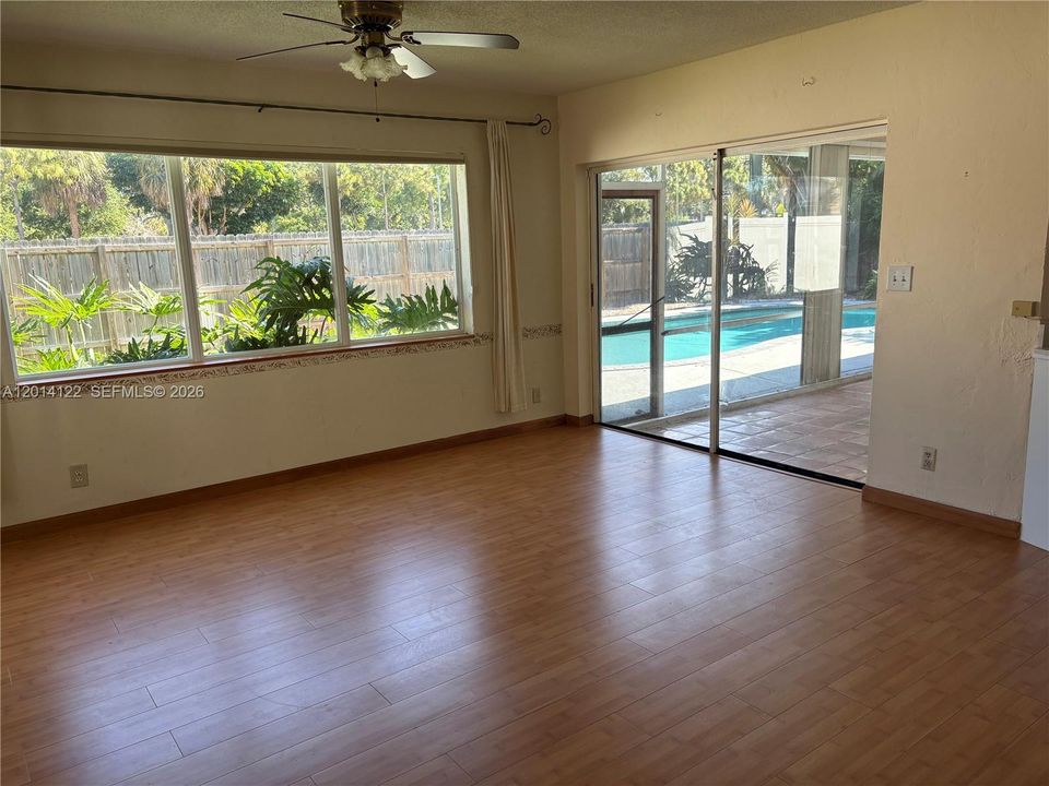 Activo con contrato: $899,000 (3 camas, 2 baños, 1833 Pies cuadrados)