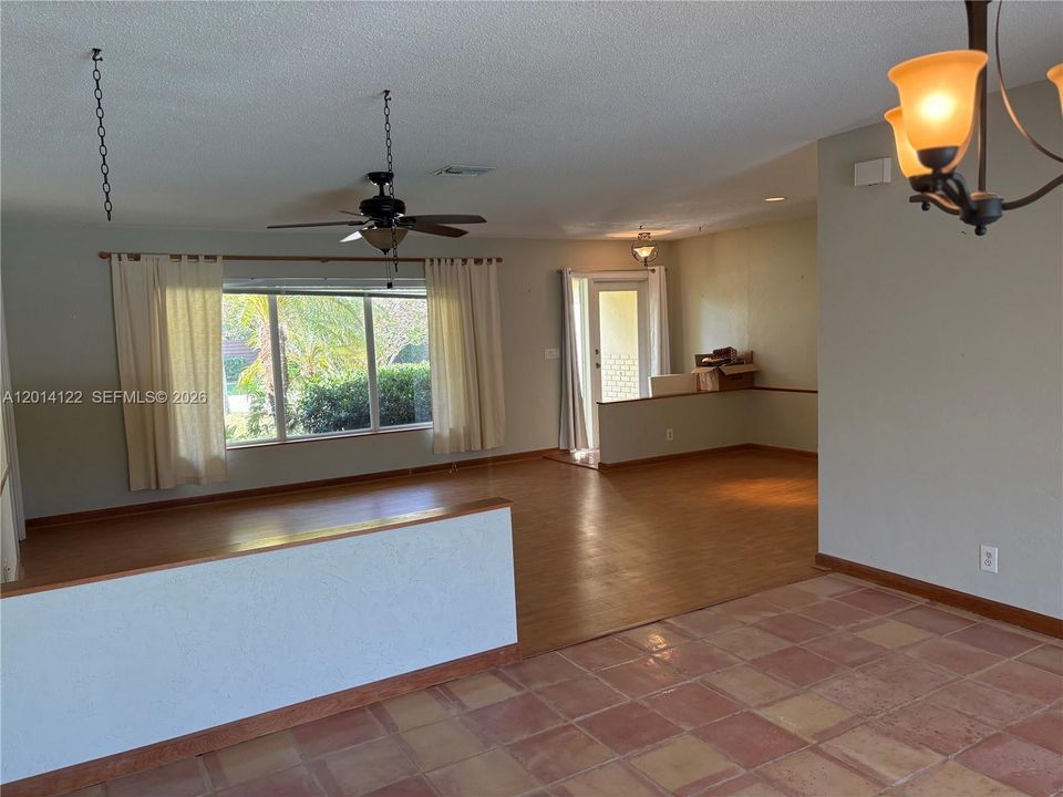 Activo con contrato: $899,000 (3 camas, 2 baños, 1833 Pies cuadrados)