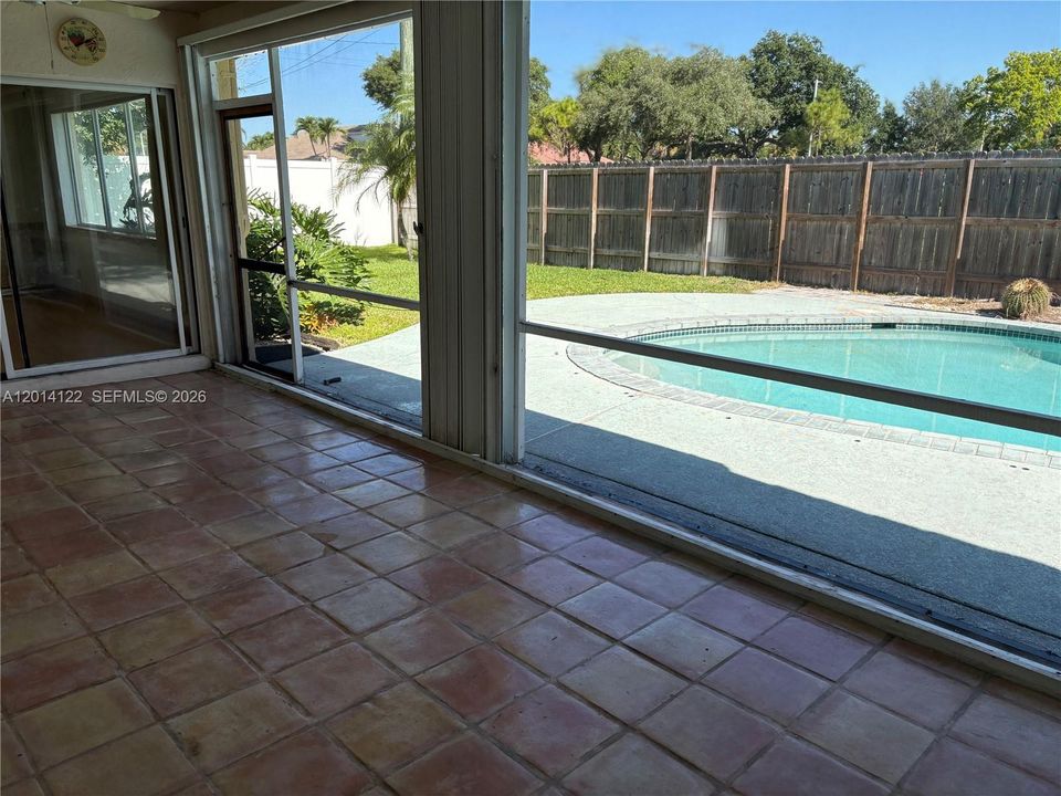 Activo con contrato: $899,000 (3 camas, 2 baños, 1833 Pies cuadrados)