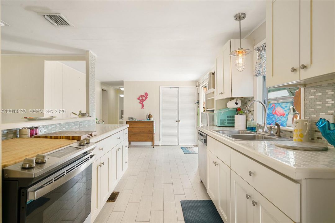 En Venta: $879,000 (2 camas, 2 baños, 1296 Pies cuadrados)