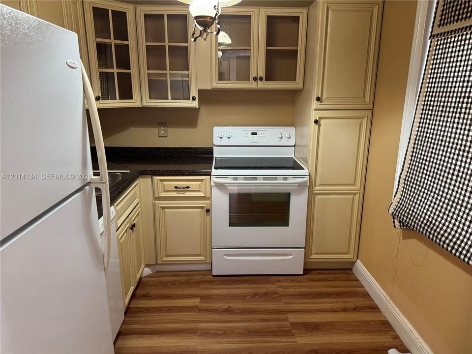 For Sale: $80,000 (1 beds, 1 baths, 726 Square Feet)