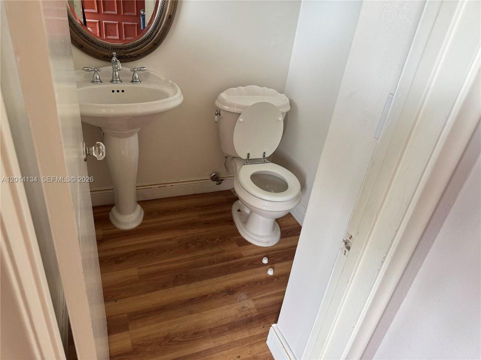 For Sale: $80,000 (1 beds, 1 baths, 726 Square Feet)