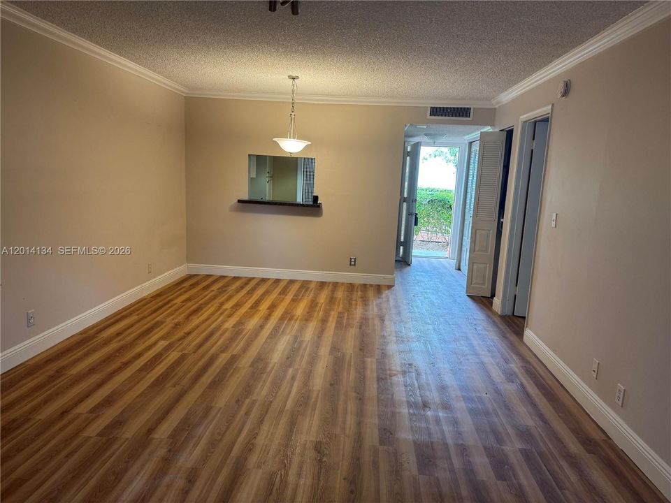 For Sale: $80,000 (1 beds, 1 baths, 726 Square Feet)