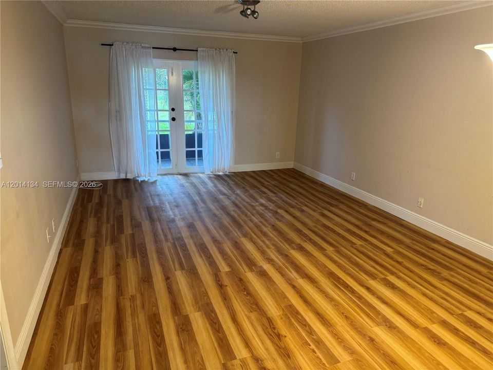 For Sale: $80,000 (1 beds, 1 baths, 726 Square Feet)