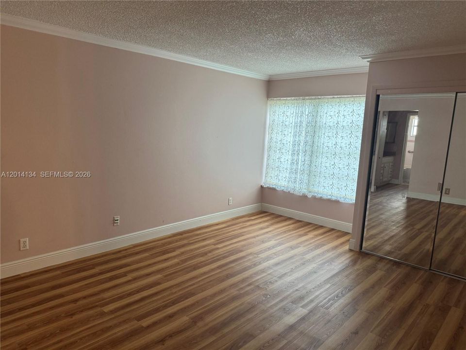 For Sale: $80,000 (1 beds, 1 baths, 726 Square Feet)