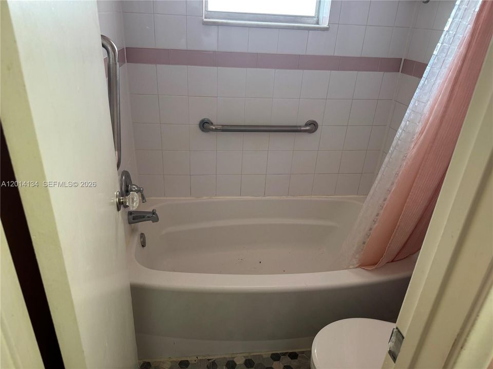 For Sale: $80,000 (1 beds, 1 baths, 726 Square Feet)