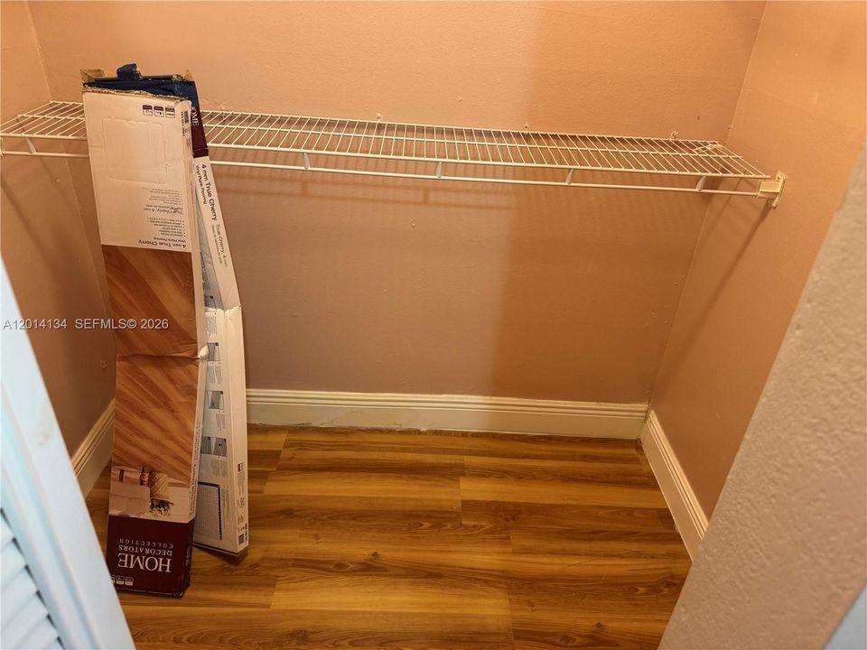 For Sale: $80,000 (1 beds, 1 baths, 726 Square Feet)