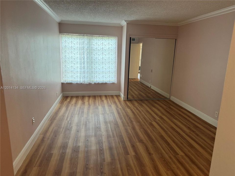 For Sale: $80,000 (1 beds, 1 baths, 726 Square Feet)