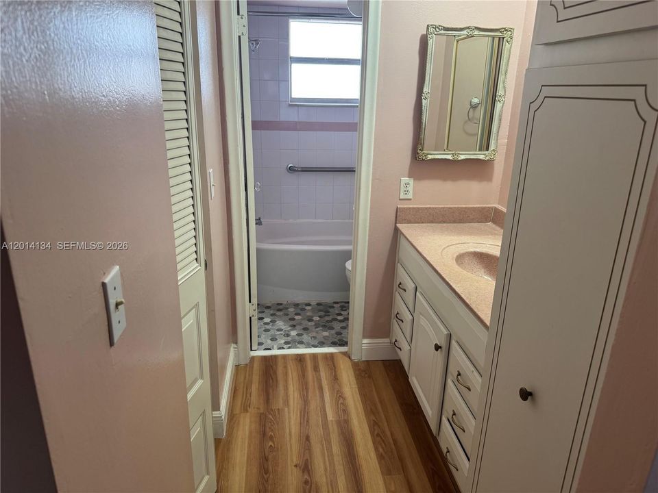 For Sale: $80,000 (1 beds, 1 baths, 726 Square Feet)