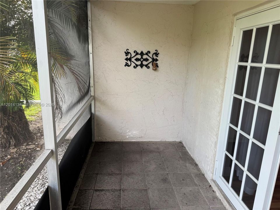For Sale: $80,000 (1 beds, 1 baths, 726 Square Feet)