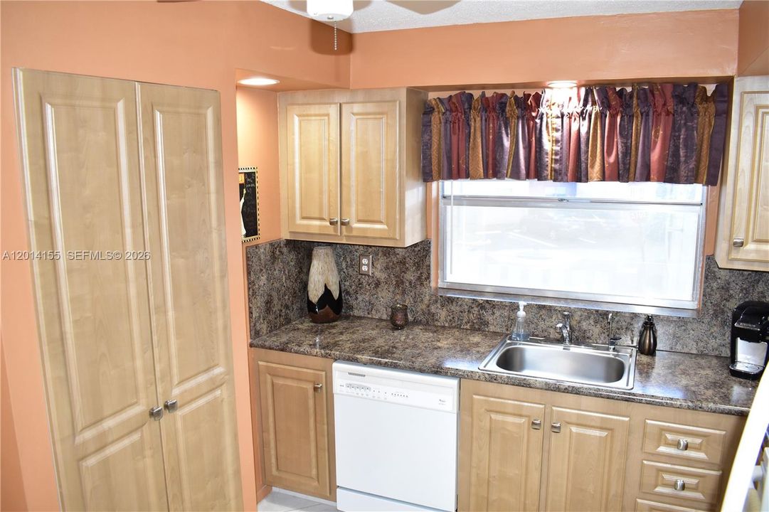 Active With Contract: $125,000 (2 beds, 2 baths, 1250 Square Feet)