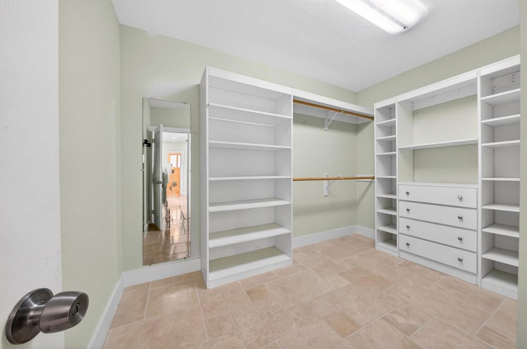 033-055-Primary Closet-4000x2650
