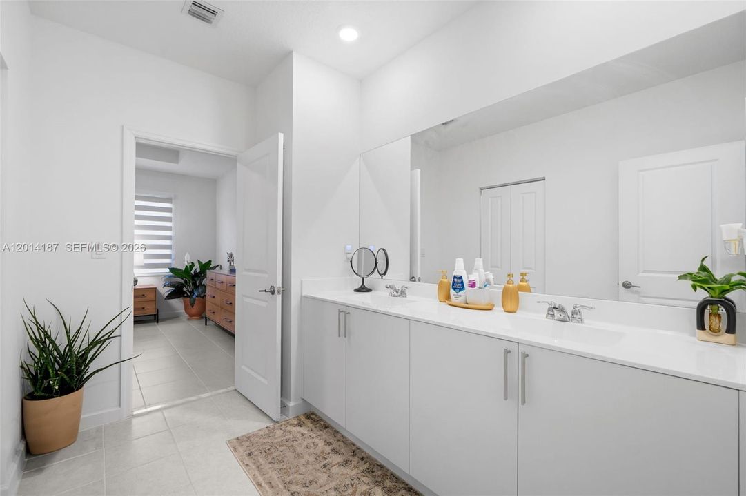 На продажу: $1,200,000 (5 спален, 4 ванн, 0 Квадратных фут)